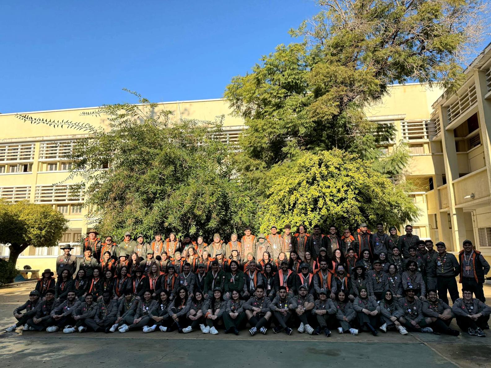 Les formations nationales de décembre 2025 à lycée Pilote Farhat Hached  Sfax sous des tentes individuelles